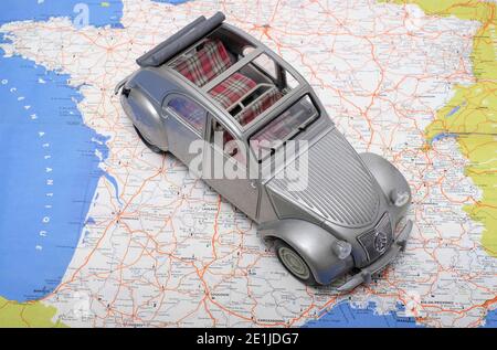 retro citroen 2cv auto sulla mappa vintage della francia sfondo Foto Stock