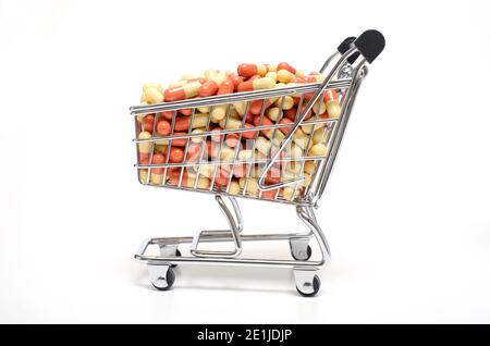 tavolette in un carrello di supermercato in miniatura su sfondo bianco Foto Stock