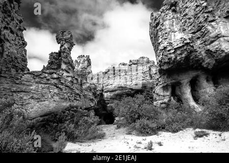 Le strane e meravigliose forme delle formazioni di arenaria intagliate e intagliate alle grotte di Stadsaal, sui monti Cederberg, in Sudafrica Foto Stock