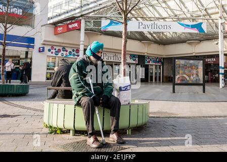 Uxbridge, Regno Unito. 7 gennaio 2021. Un uomo che indossa una maschera si trova fuori dal centro commerciale Pavilions a Uxbridge, a nord-ovest di Londra, la mattina in cui è entrato in vigore il terzo blocco nazionale. Il governo britannico ha imposto restrizioni più severe nel tentativo di combattere un ceppo variante scoperto di recente, poiché il numero di decessi correlati a Covid-19 e casi di coronavirus continua ad aumentare. Boris Johnson, primo Ministro, è deputato per la circoscrizione di Uxbridge e Ruislip Sud. Credit: Stephen Chung / Alamy Live News Foto Stock