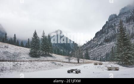Paesaggio montano invernale della Valle di Koscieliska, colore applicato, Parco Nazionale di Tatra, Polonia. Foto Stock