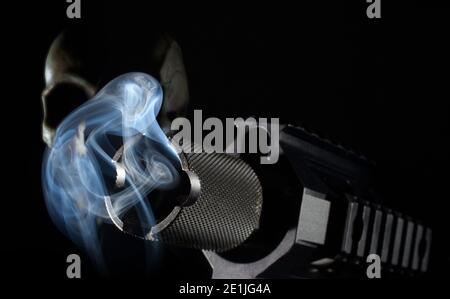 Ghost gun con un'arma da fuoco fumante davanti in 3D rendering con cranio dietro su sfondo nero Foto Stock