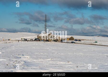 Il pub Cat and Fiddle sulla A537 che attraversa le alte brughiere tra Buxton e Macclesfield, in inverno Foto Stock