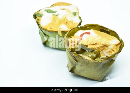 pesce al vapore con pasta di curry gelso ripieno spiaggia in banana foglia Foto Stock