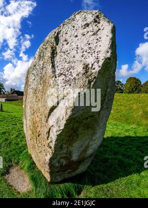 Grande pietra in piedi neolitico ad Avebury nel Wiltshire, nel sud-ovest dell'Inghilterra Foto Stock