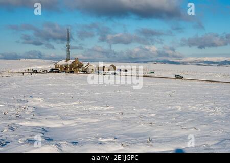 Il pub Cat and Fiddle sulla A537 che attraversa le alte brughiere tra Buxton e Macclesfield, in inverno Foto Stock