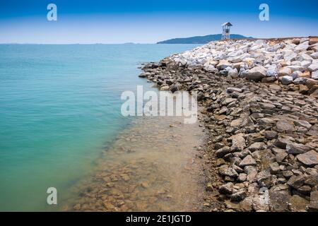 spiaggia e roccia sotto il cielo blu Foto Stock