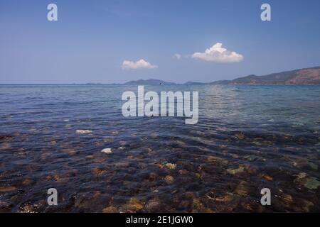 spiaggia e roccia sotto il cielo blu Foto Stock