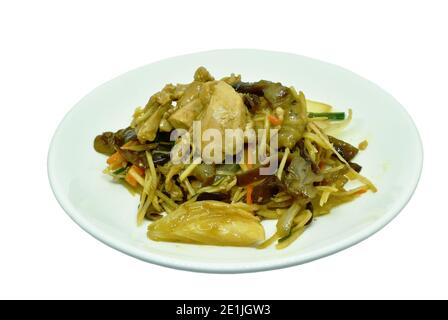 Mescolare il pollo fritto con fettina di zenzero e fungo orecchio sulla piastra Foto Stock