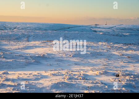 AX Edge Moor e il pub Cat and Fiddle sulla A537 che attraversa le altissime brughiere tra Buxton e Macclesfield, in inverno Foto Stock