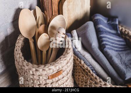 Posate eco-friendly in legno con cestini in juta. Concetto di zero sprechi. Arredamento e interni. Foto Stock