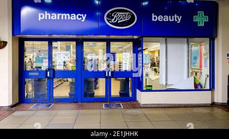 Leatherhead Surrey, Londra UK Gennaio 07 2021, ingresso e logo del negozio di farmacia Boots Foto Stock