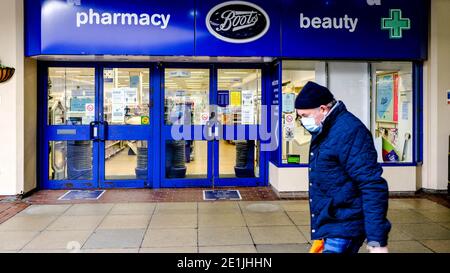 Leatherhead Surrey, Londra UK Gennaio 07 2021, ingresso e logo del negozio di farmacia Boots Foto Stock