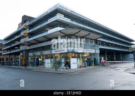 Manchester, Regno Unito, 7 gennaio 2021. Chorlton Street Coach Station a Manchester è visto dopo che National Express ha annunciato che avrebbe sospeso la sua intera rete di servizi di pullman attraverso il Regno Unito da Lunedi a causa delle ultime restrizioni di viaggio Covid-19, Manchester, Regno Unito. Credit: Jon Super/Alamy Live News. Foto Stock