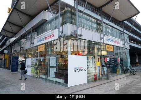 Manchester, Regno Unito, 7 gennaio 2021. Chorlton Street Coach Station a Manchester è visto dopo che National Express ha annunciato che avrebbe sospeso la sua intera rete di servizi di pullman attraverso il Regno Unito da Lunedi a causa delle ultime restrizioni di viaggio Covid-19, Manchester, Regno Unito. Credit: Jon Super/Alamy Live News. Foto Stock