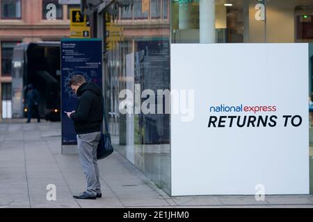 Manchester, Regno Unito, 7 gennaio 2021. Chorlton Street Coach Station a Manchester è visto dopo che National Express ha annunciato che avrebbe sospeso la sua intera rete di servizi di pullman attraverso il Regno Unito da Lunedi a causa delle ultime restrizioni di viaggio Covid-19, Manchester, Regno Unito. Credit: Jon Super/Alamy Live News. Foto Stock