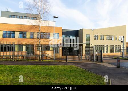 Ingresso principale alla Thetford Academy, scuola secondaria coeducativa e sesta forma, a Croxton Road, Thetford, Regno Unito. Foto Stock