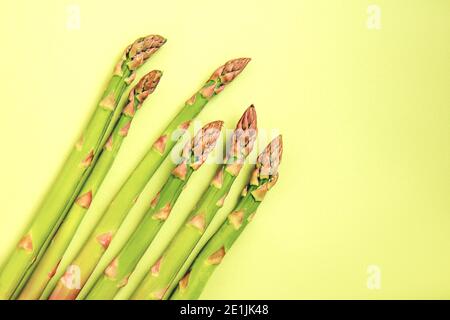 Gambi di asparagi verdi freschi su uno sfondo chiaro. Concetto di cibo sano Foto Stock