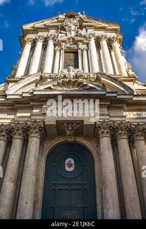 Visita alla Chiesa dei Santi Vincenzo e Anastasio a Trevi a Roma Foto Stock