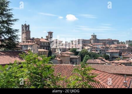 Città alta. Bergamo, Italia. Paesaggio al centro della città, le vecchie torri e le torri dell'orologio dall'antica fortezza. Bergamo, ITALIA - 19 agosto 2 Foto Stock