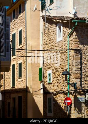 Lampione stradale e segnaletica stradale su una tipica stradina di Soller cittadina sulla costa nord occidentale di Maiorca, nelle Isole Baleari di Spagna. Foto Stock