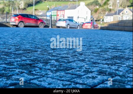 Bantry, West Cork, Irlanda. 7 gennaio 2021. Il ghiaccio era presente oggi sulla Piazza della città di Bantry poiché il mercurio non è salito molto sopra il congelamento tutto il giorno dopo una notte di temperature sotto lo zero. Credit: AG News/Alamy Live News Foto Stock