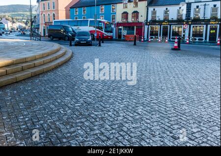 Bantry, West Cork, Irlanda. 7 gennaio 2021. Il ghiaccio era presente oggi sulla Piazza della città di Bantry poiché il mercurio non è salito molto sopra il congelamento tutto il giorno dopo una notte di temperature sotto lo zero. Credit: AG News/Alamy Live News Foto Stock