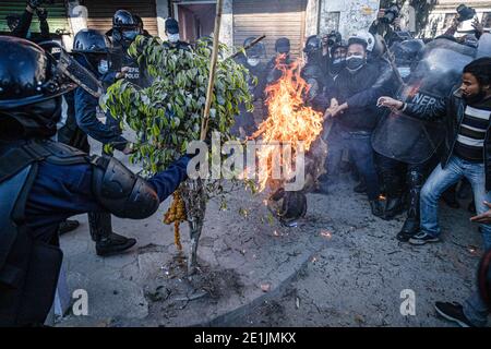 Un manifestante che brucia un effigie del primo Ministro K.P. Sharma oli durante la manifestazione. Attivisti studenti del partito comunista del Nepal protestano contro lo scioglimento del Parlamento da parte di K.P. oli. Foto Stock