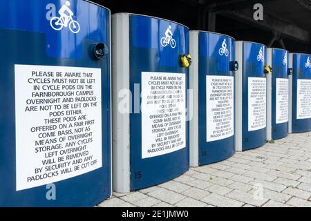 Fila di cialde ciclabili per lo stoccaggio delle biciclette durante la giornata lavorativa al Farnborough Business Park, Hampshire, UK Foto Stock