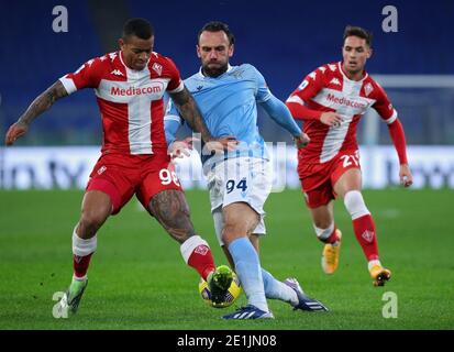 Igor Julio Dos Santos De Paulo di Fiorentina (L) vies Per la palla con Vedat Muriqi del Lazio (R) durante Gli smussi italiani / LM Foto Stock