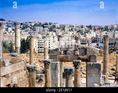 Vista sulla moderna città di Jerash, vista dalla Propylaea dell'Artemistemple a Jerash, Giordania Foto Stock