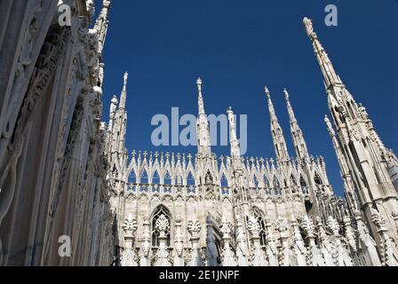 Il Duomo di Milano è rinomato per i suoi pinnacoli e le guglie opedenti, posti su delicati contrafforti volanti. Foto Stock