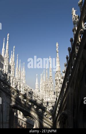 Il Duomo di Milano è rinomato per i suoi pinnacoli e le guglie opedenti, posti su delicati contrafforti volanti. Foto Stock