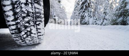 pneumatico invernale con buon profilo su strada sdrucciolevole Foto Stock