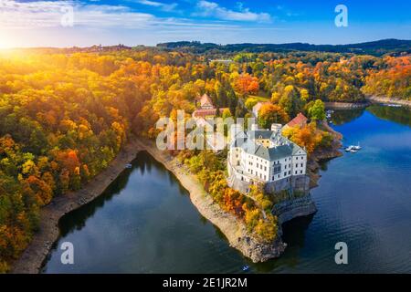 Vista aerea Chateau Orlik, sopra Orlik serbatoio in bella natura autunno. Romantico castello reale Schwarzenberg sopra il livello dell'acqua. Czechia. Orlik, cas Foto Stock