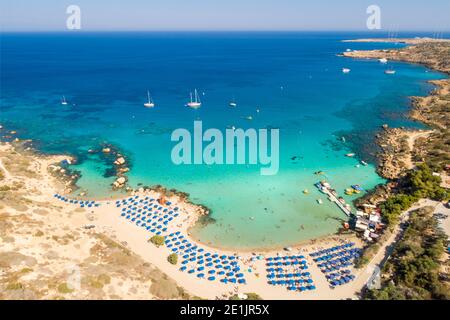 Vista aerea costiera della spiaggia di Konnos - un luogo turistico popolare in Ayia Napa, Cipro Foto Stock