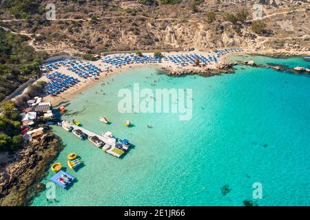 Vista aerea costiera della spiaggia di Konnos - un luogo turistico popolare in Ayia Napa, Cipro Foto Stock