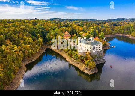 Vista aerea Chateau Orlik, sopra Orlik serbatoio in bella natura autunno. Romantico castello reale Schwarzenberg sopra il livello dell'acqua. Czechia. Orlik, cas Foto Stock