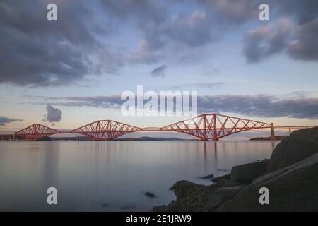 Vista serale del 19 ° secolo e sito patrimonio dell'umanità dell'UNESCO Forth Rail Bridge sul Firth of Forth al Queensferry Crossing a nord di Edimburgo, SC Foto Stock