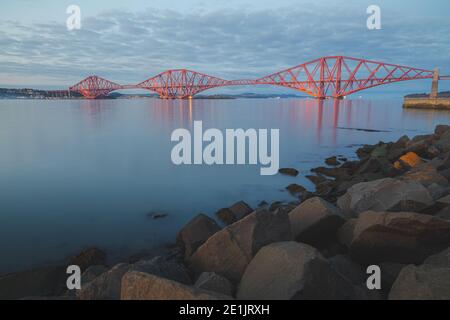 Vista serale del 19 ° secolo e sito patrimonio dell'umanità dell'UNESCO Forth Rail Bridge sul Firth of Forth al Queensferry Crossing a nord di Edimburgo, SC Foto Stock