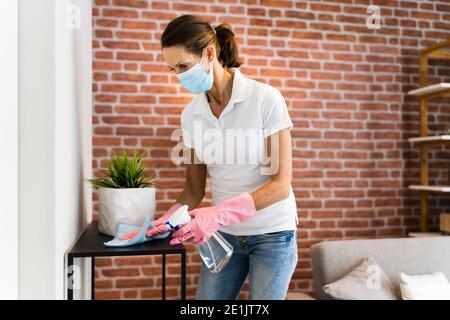 Pulizia della casa, donna matura in guanti di gomma che indossa un grembiule  lavando le finestre Foto stock - Alamy