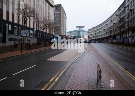 Il blocco del coronavirus nazionale tre inizia nel centro di Birmingham, che è desertato su Smallbrook Queensway il 6 gennaio 2021 a Birmingham, Regno Unito. A seguito del recente aumento dei casi, tra cui la nuova variante di Covid-19, questo blocco a livello nazionale, che è un efficace Tier Five, è entrato in funzione oggi, con tutti i cittadini a seguire il messaggio di rimanere a casa, proteggere l'NHS e salvare vite. Foto Stock