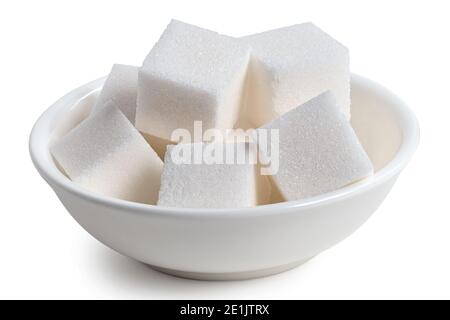 Cubetti di zucchero bianco in recipiente bianco in ceramica isolato su bianco. Foto Stock