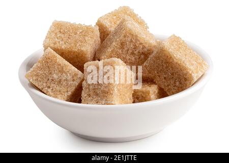 Cubetti di zucchero di canna in ciotola bianca in ceramica, isolati su bianco. Foto Stock