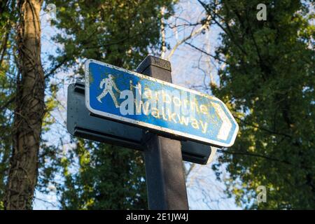 Segnale per Harborne Walkway, un sentiero su una vecchia linea ferroviaria a Harborne, Birmingham Foto Stock