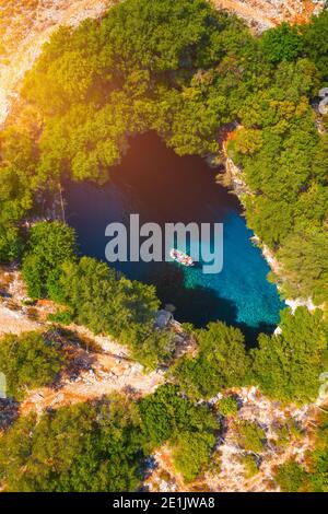 Famoso lago Melissani sull'isola di Cefalonia, Karavomylos, Grecia. Sulla cima della Grotta di Melissani (Lago di Melissani) nel villaggio di Karavomylos sull'isola di Cefalonia , Foto Stock