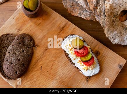 Aprire il panino con formaggio cremoso. Vista dall'alto, disposizione piatta. Spazio di copia. Colazione scandinava tradizionale. Foto Stock