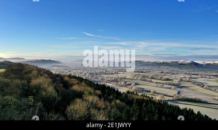 Wenlock Edge, Shropshire, Regno Unito 7 gennaio 2021. Una splendida vista aerea del paesaggio congelato dello Shropshire da Wenlock Edge guardando verso le Shropshire Hills, Shropshire. Credit: Sam Bagnall/Alamy Live News Foto Stock