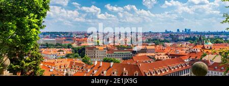 Praga tetti rossi e la dozzina di guglie della storica Città Vecchia di Praga. La città di Praga in una giornata di sole. Tetti rossi, guglie e il Charles Bridge un Foto Stock