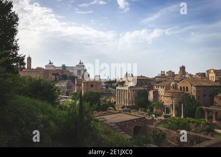 Un'inquadratura paesaggistica dell'antica città di Roma in Italia. La vista è di una parte del forum romanum con tutti i tipici romani tradizionali A. Foto Stock